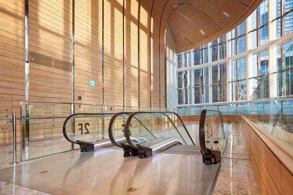 Lobby escalator5 Lobby-escalator5
