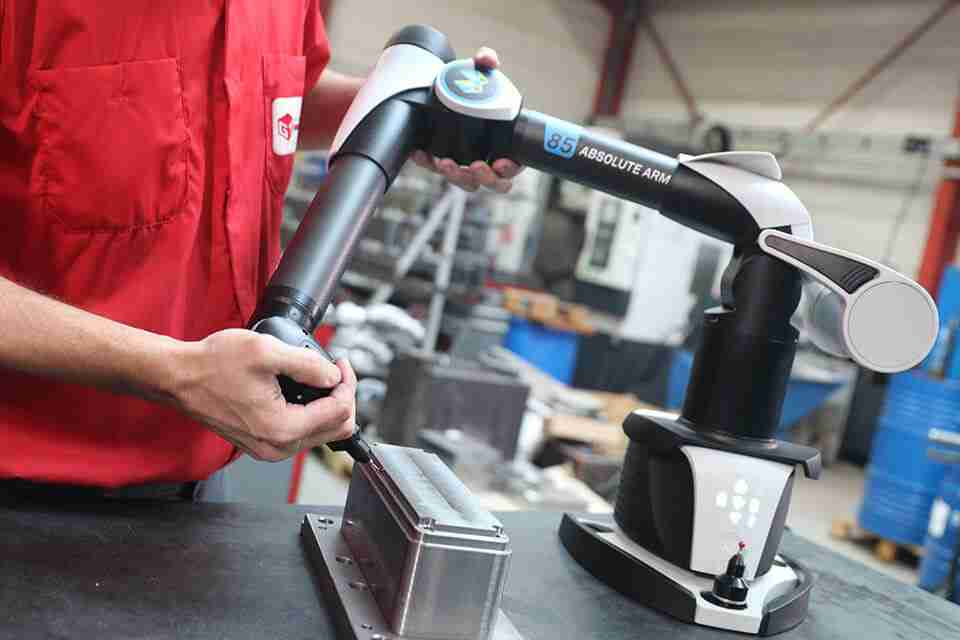 Absolute Arm Compact Application1 1 Hexagon_MI_SLS_SmartScan VR800_Application_Photo_Automotive_3 (1)